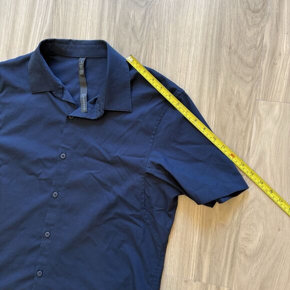 Lululemon Men's L Navy Down to the Wire Short Sleeve Button Up Business EUC Read - Picture 5 of 9